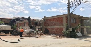 TEHLİKE SAÇAN METRUK BİNALAR YIKILIYOR