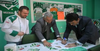Dündar'dan Forma Koleksiyonuna Destek