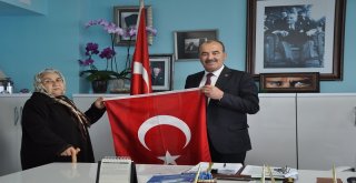 BAŞKAN TÜRKYILMAZ’DAN “BAYRAK ANA”YA TÜRK BAYRAĞI!