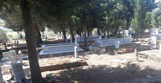 Salihli'de Mezarlık Temizlikleri Devam Ediyor