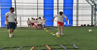Futbol kursundan 976 çocuk yararlanıyor