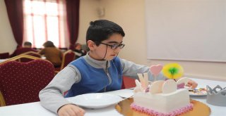 Arnavutköy'de  Çocuklar Pasta Süsledi