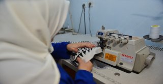 KENDİ KIYAFETLERİNİ KENDİLERİ DİKİYORLAR