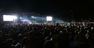 PARK BULUŞMALARI CEM BELEVİ KONSERİ İLE SONA ERDİ