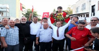 Büyükşehir Belediyesi Dünya Şampiyonunu Havaalanında Karşıladı