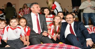 Başkan Zihni Şahin'e Minik Öğrencilerden Sevgi Seli.